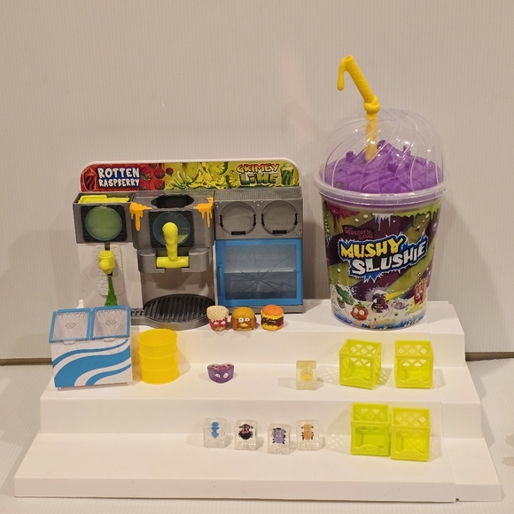 The Grossery Gang Mushy Slushie Machine and Slushie Big Cup with Figures Set - Picture 1 of 16